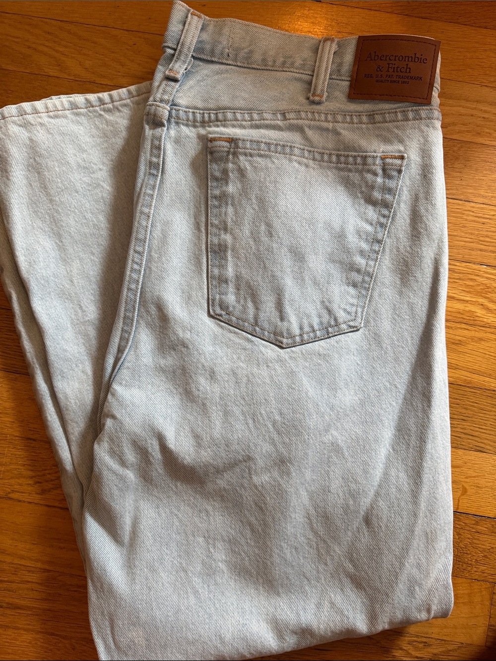 Abercrombie & Fitch Men’s Light Gray Relaxed Jeans
